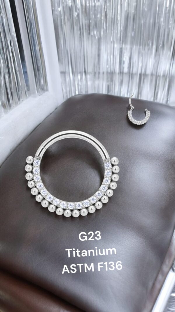 ARGOLA TITÂNIO COM ZIRCÔNIAS CRAVEJADA 1.2X10MM